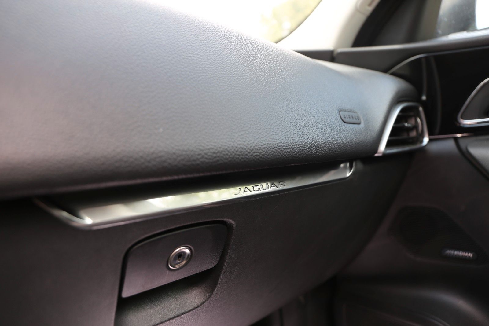Fahrzeugabbildung Jaguar F-PACE 3.0 V6 R-Sport AWD*NAVI*KAM*PANO*HEAD-UP*