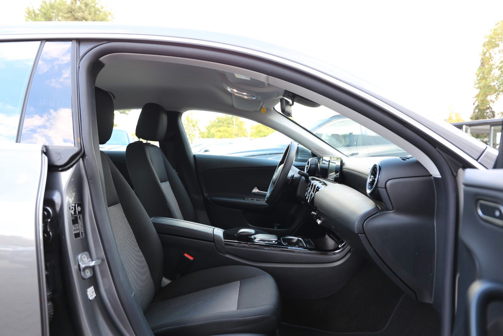 Fahrzeugabbildung Mercedes-Benz CLA 200d SB*MBUX*PDC*