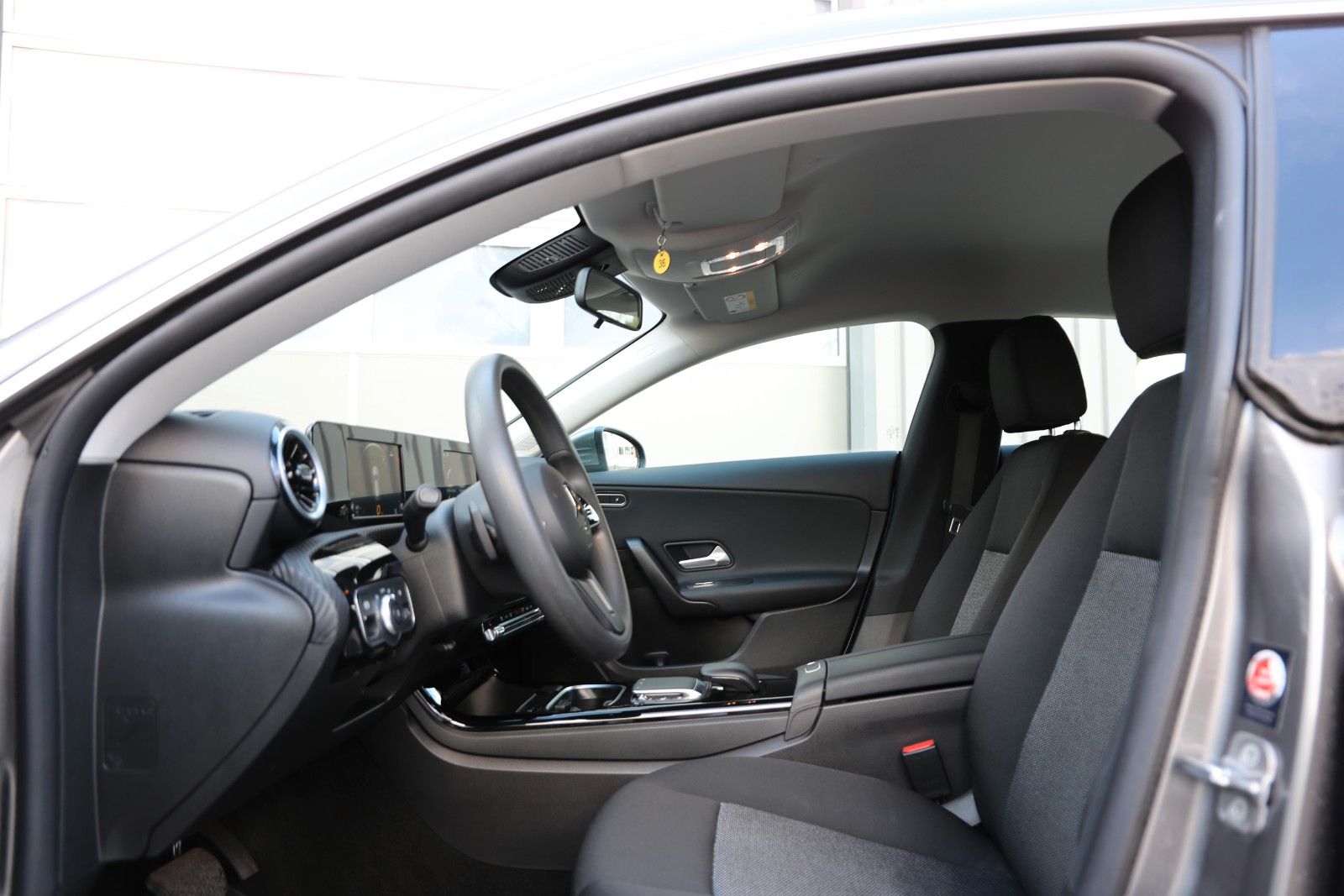 Fahrzeugabbildung Mercedes-Benz CLA 200d SB*MBUX*PDC*