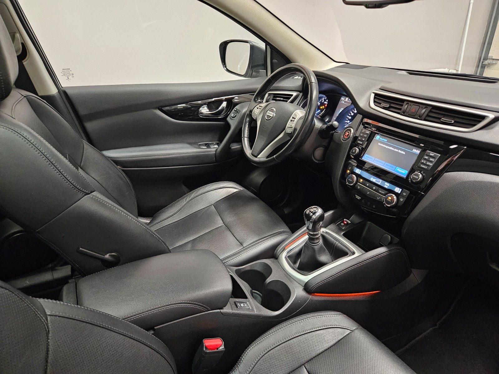 Fahrzeugabbildung Nissan Qashqai Tekna 1.6 PANO NAVI