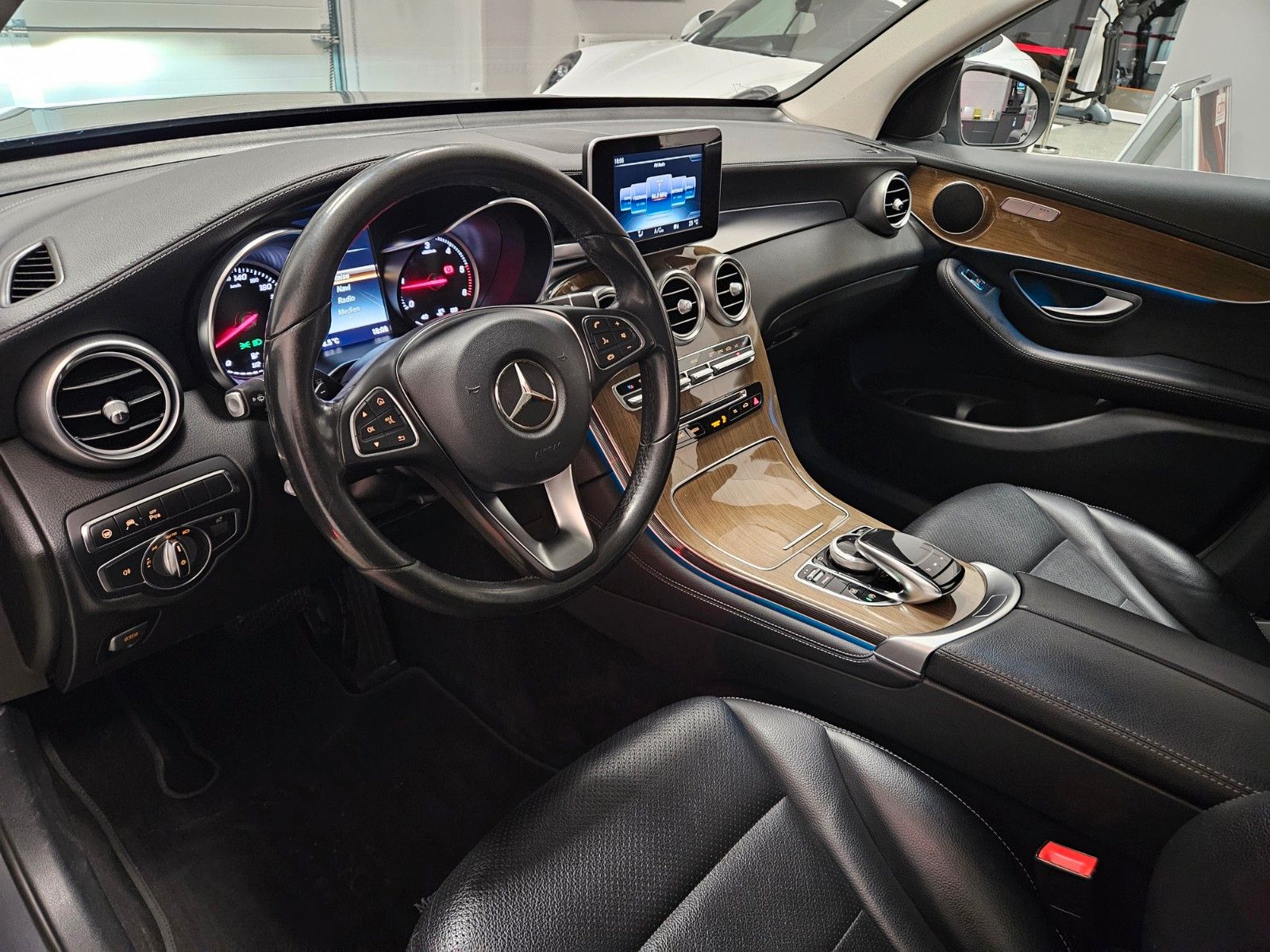 Fahrzeugabbildung Mercedes-Benz GLC 220 d 4Matic*PARK*KEYLESS