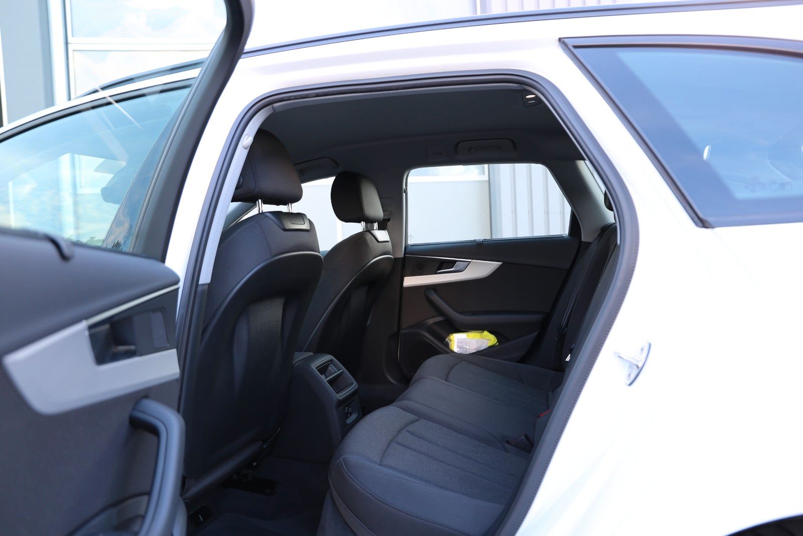 Fahrzeugabbildung Audi A4 Avant 30 TDI*Navi*Klima*Sitzhz.*Park-Assist