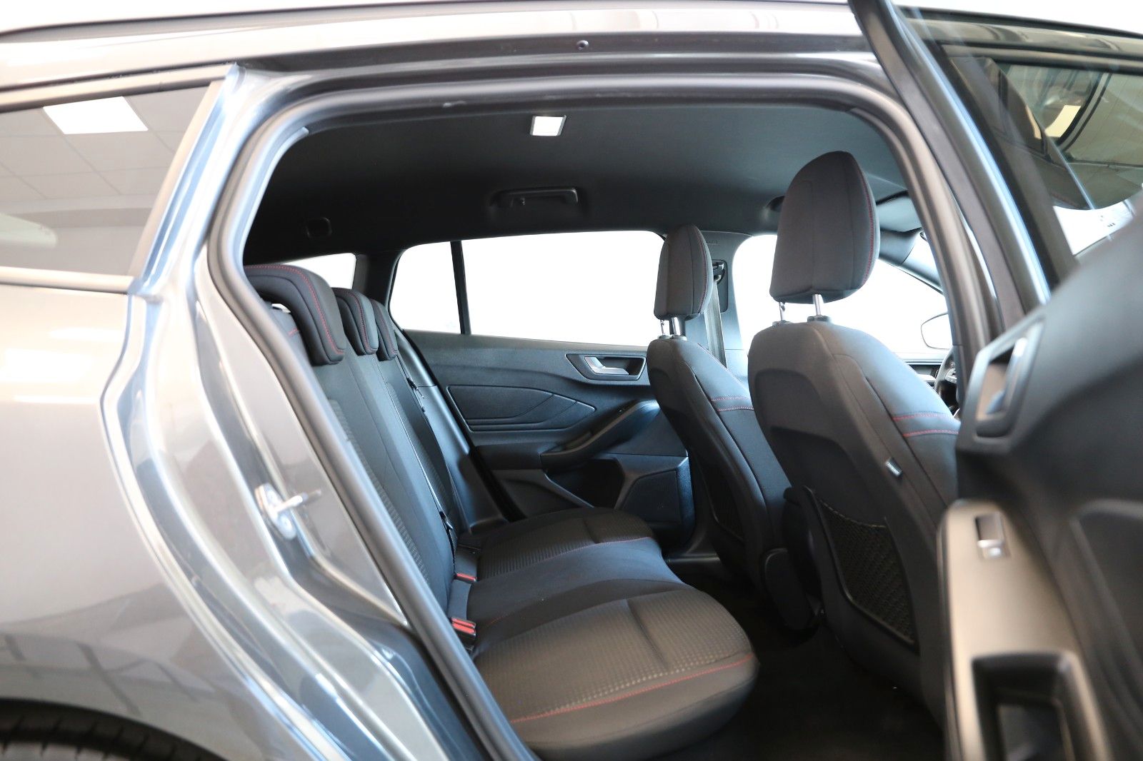 Fahrzeugabbildung Ford Focus Turnier 2.0 ST-Line LED