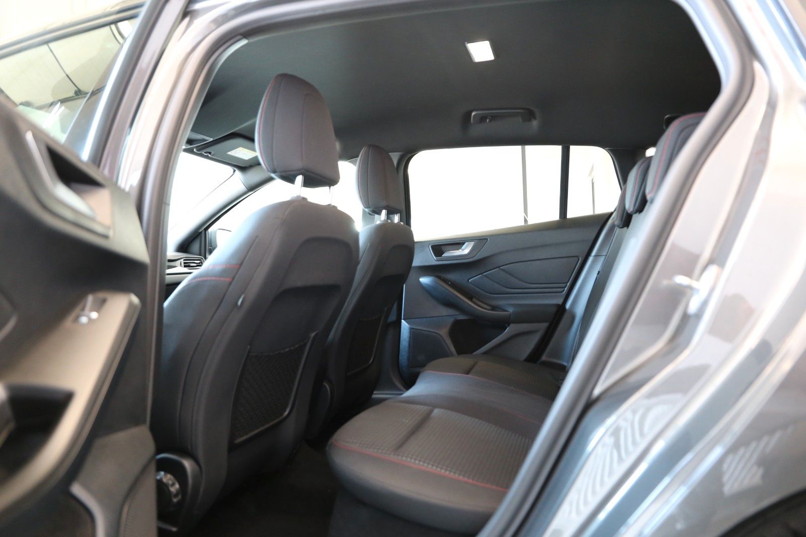 Fahrzeugabbildung Ford Focus Turnier 2.0 ST-Line LED