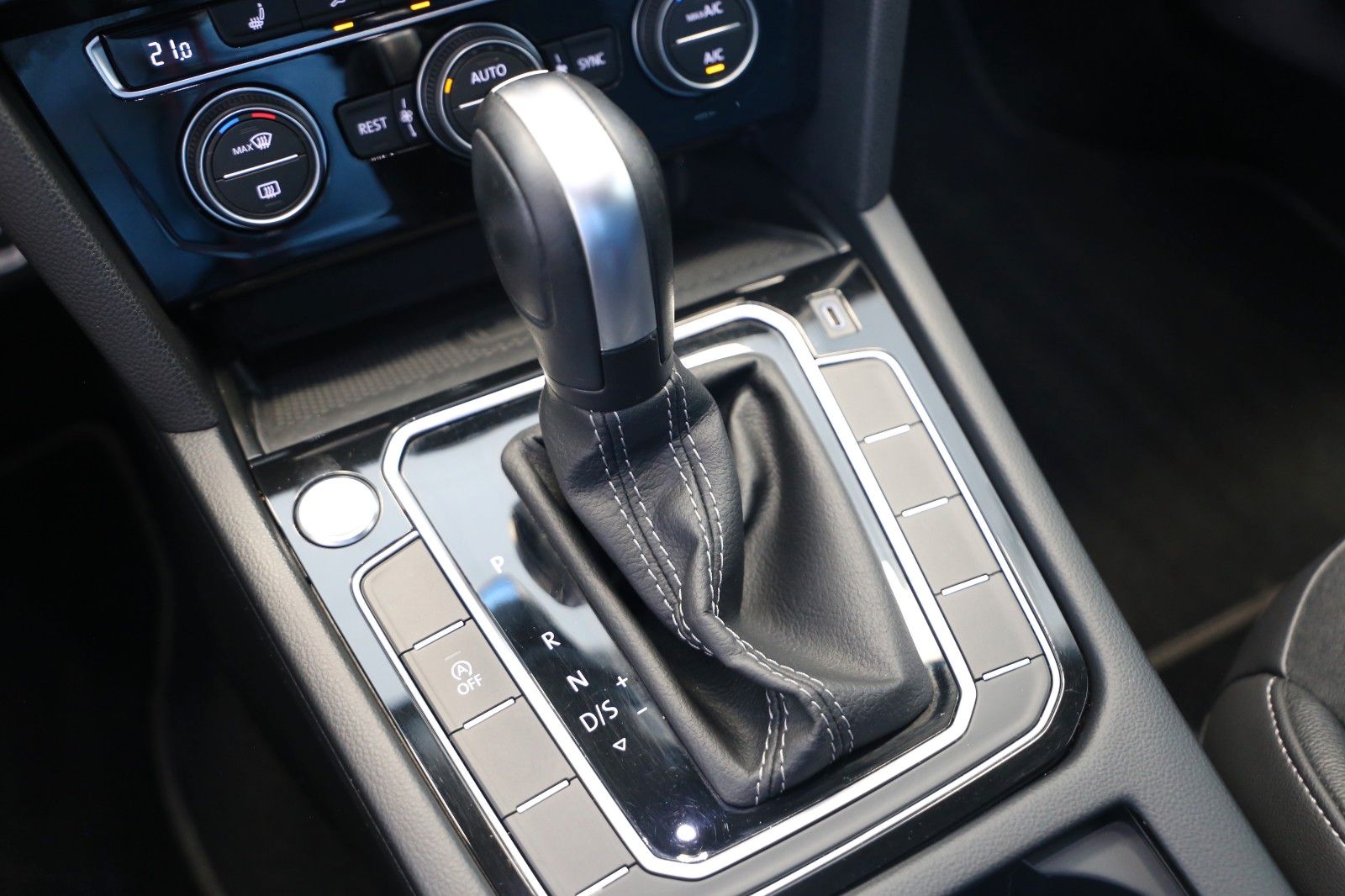 Fahrzeugabbildung Volkswagen Arteon 2.0 TSI OPF DSG R-LINE