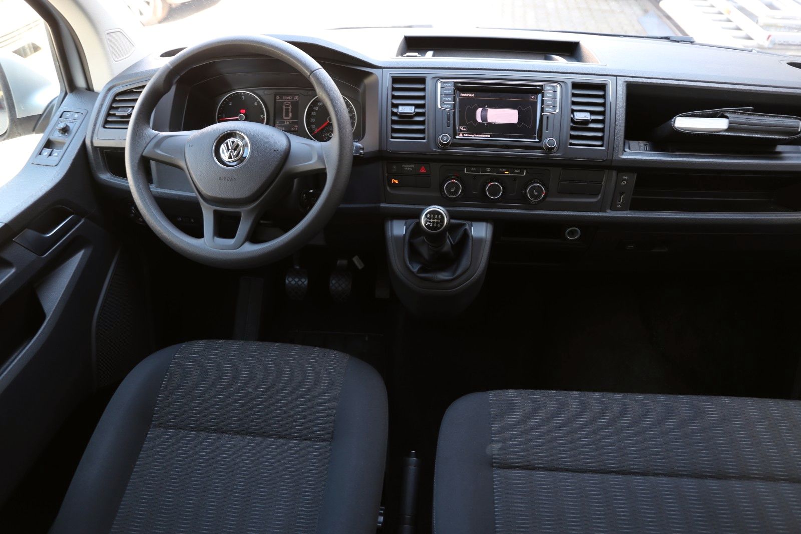 Fahrzeugabbildung Volkswagen T6 2.0 TDI Caravelle Comfortline 9-SITZER