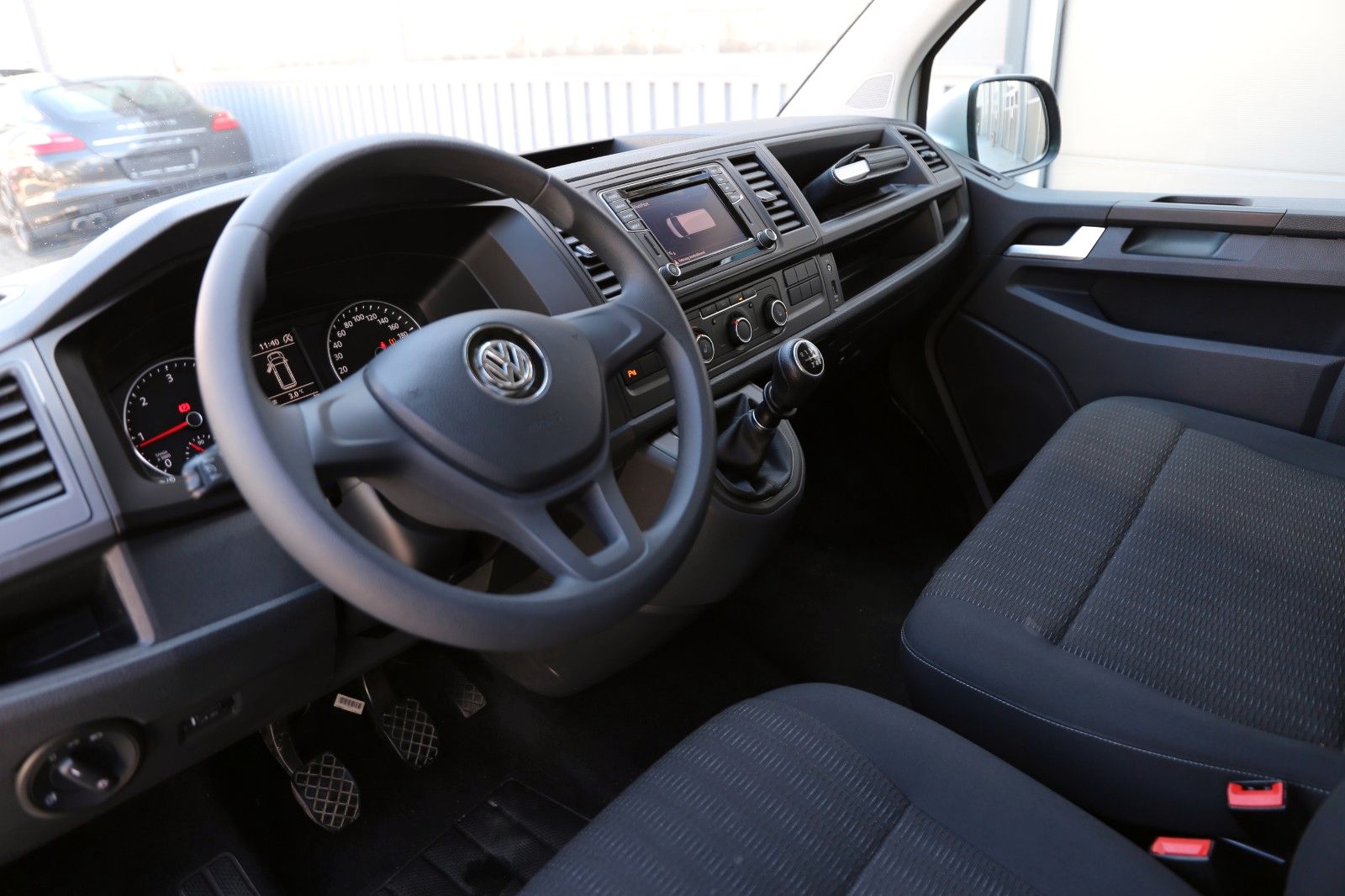 Fahrzeugabbildung Volkswagen T6 2.0 TDI Caravelle Comfortline 9-SITZER