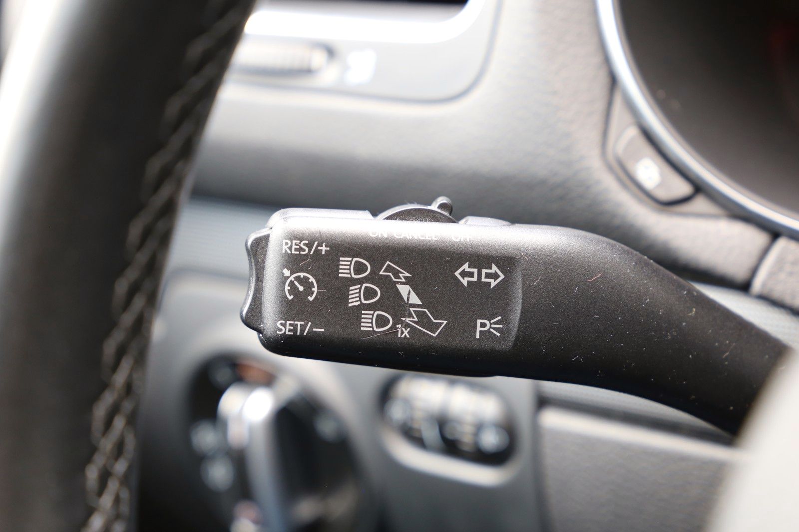 Fahrzeugabbildung Volkswagen Golf VI 1.2 TSI Variant TEMPOMAT PDC AUX